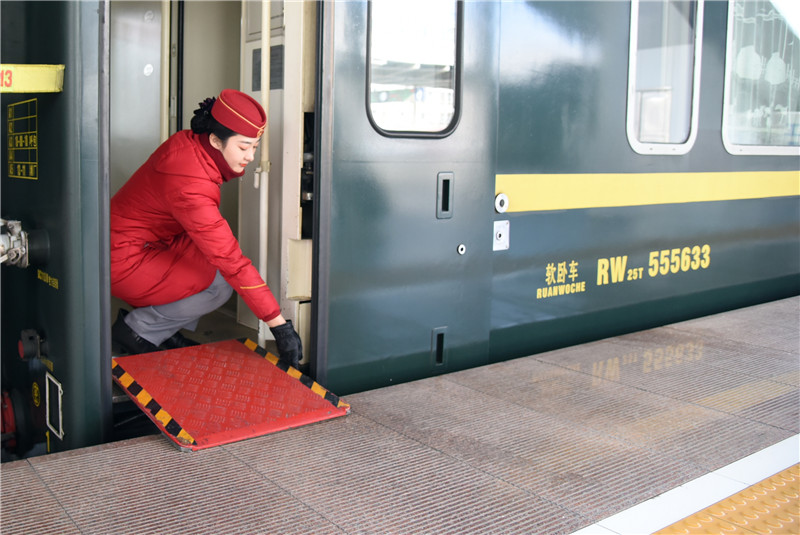 内蒙古呼和浩特,包头至南宁z338/5次列车长陈玉强去站台探望妻子王瑶.