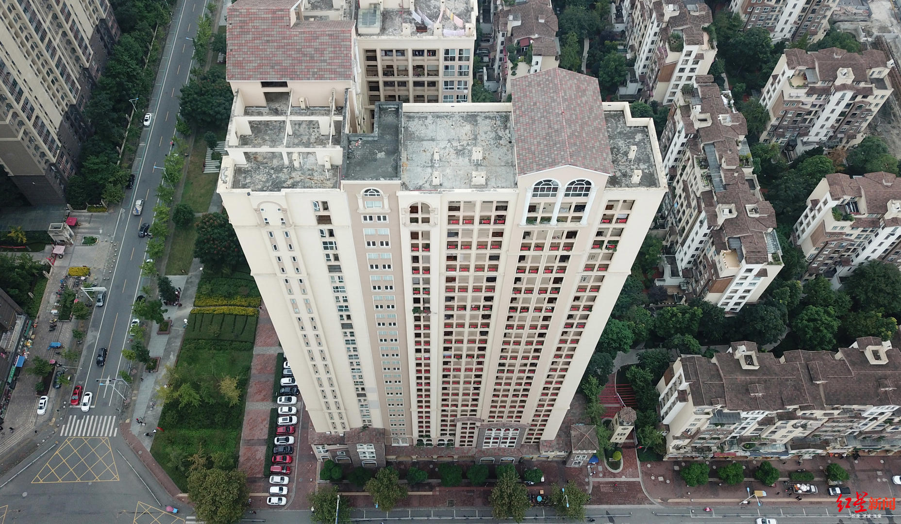 壮观167面五星红旗挂满成都32层楼