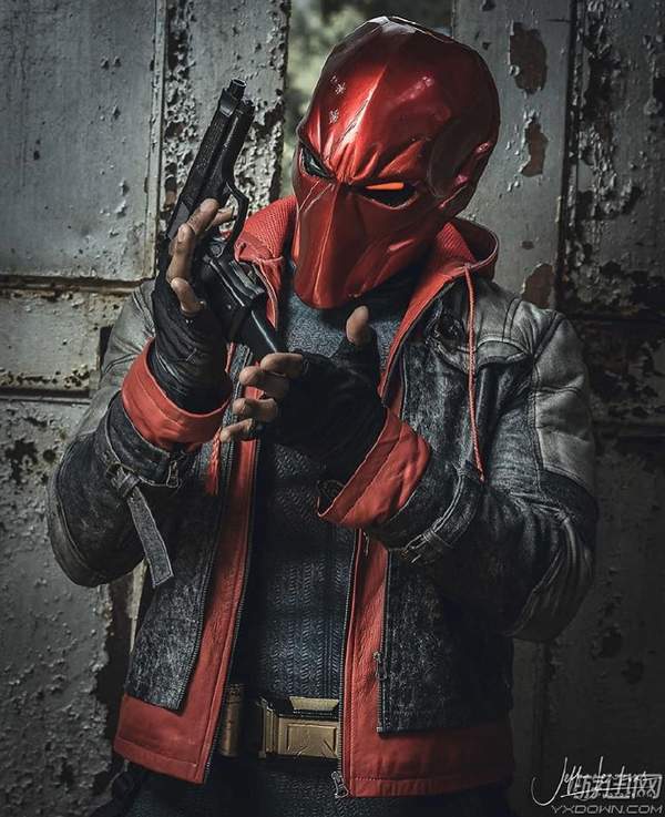 外国小伙cos《蝙蝠侠》"桶哥" 身材魁梧,还原度极高