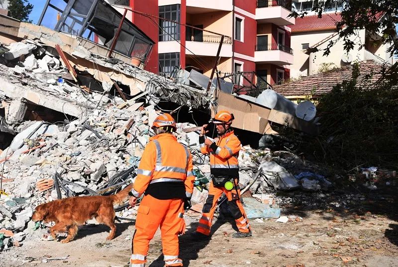  11月27日，在阿尔巴尼亚都拉斯，救援人员在废墟中寻找幸存者。新华社记者 张立云摄