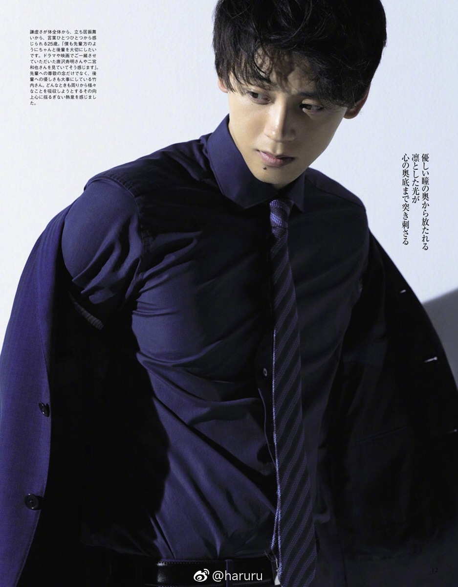 竹内凉真西装亮相杂志 半熟少年气质清爽