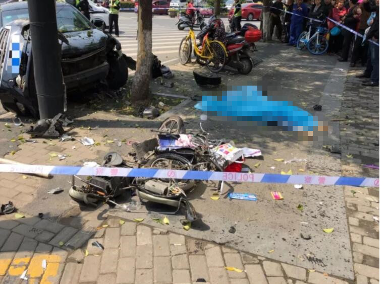南京武定门今早发生惨烈车祸,一人当场死亡,车主涉嫌酒驾.