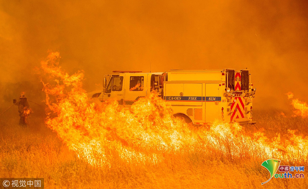 美加州火灾过火面积达12150公顷 消防车被火光包围