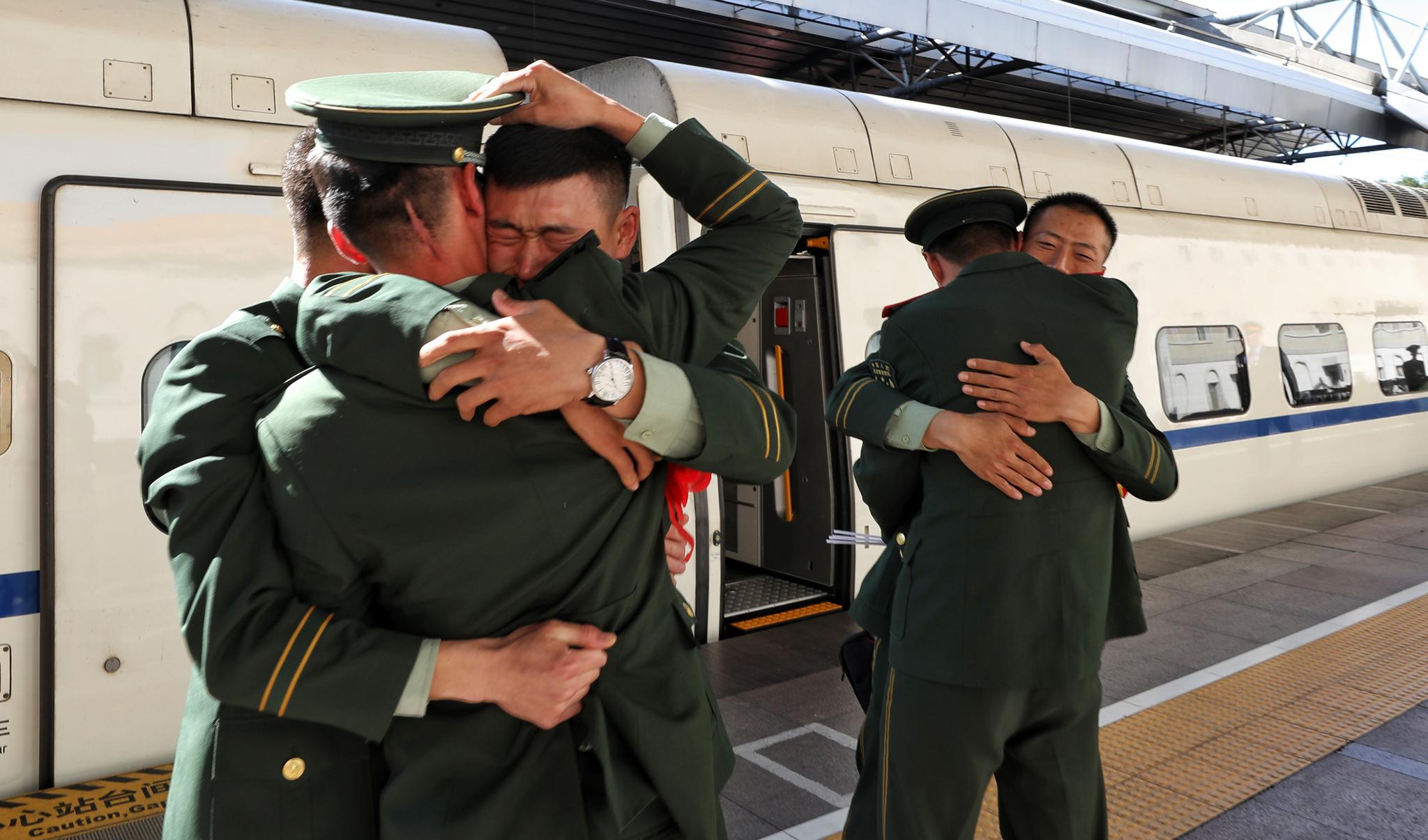 老兵延期1个月退伍保障国庆安全今日离京返乡
