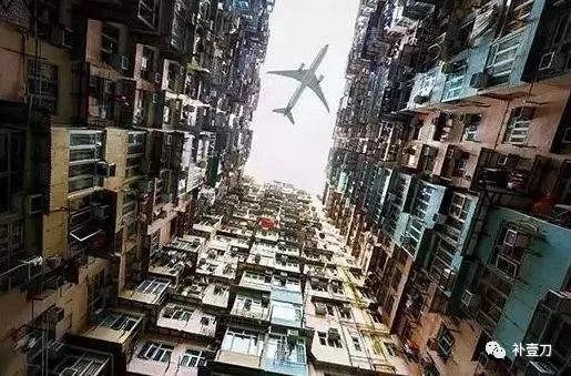當香港面臨回歸以來最嚴峻局面時 李嘉誠去哪了?