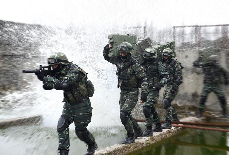 上海武警押运航天物资到西部大漠深处,为何派了这些人|航天|官兵|武警