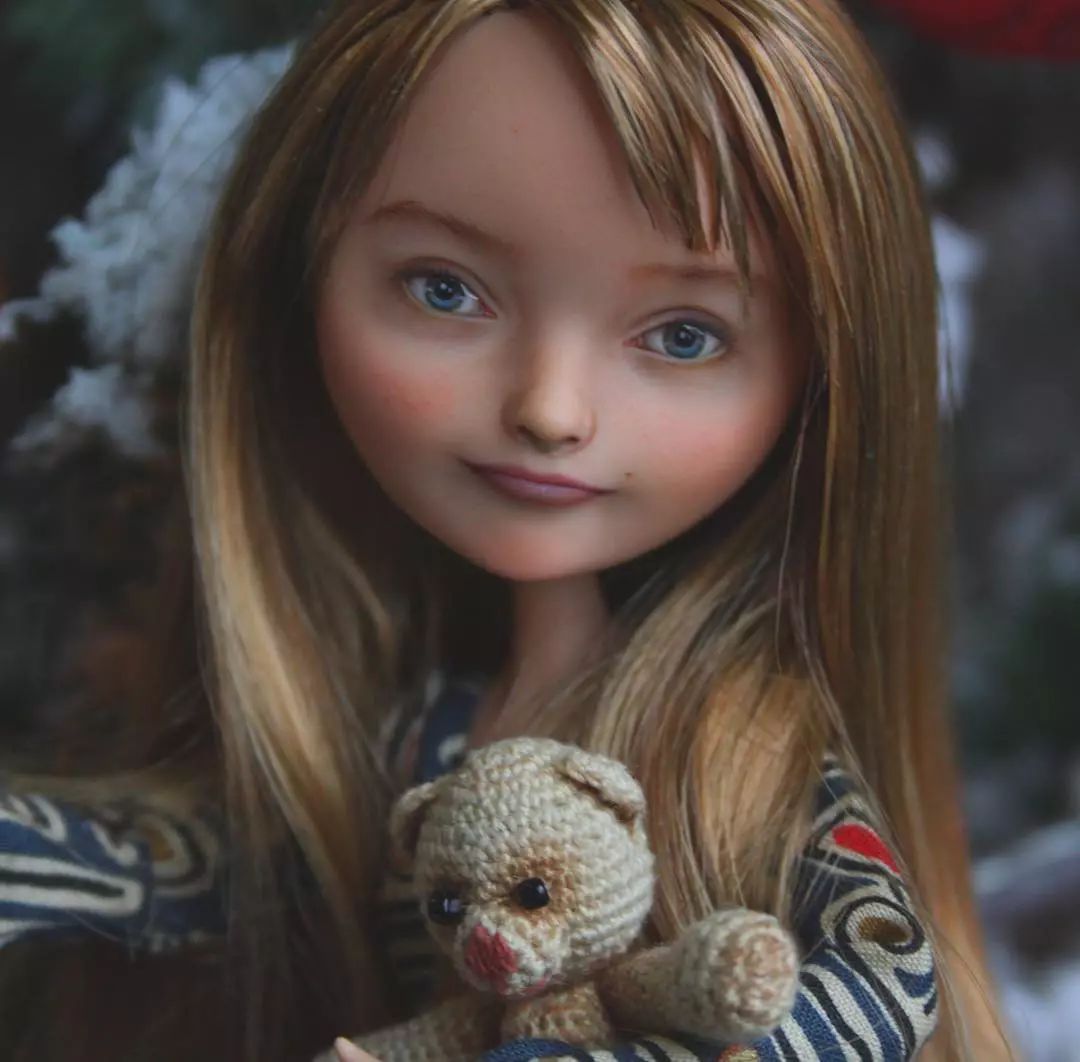 给娃娃卸妆整容,还凭借"丑"走红网络,这个女孩被网友狂赞!