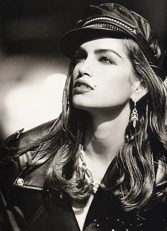 女儿都已出道但江湖上仍是母亲的传说,第一代超模成功的秘诀是什么