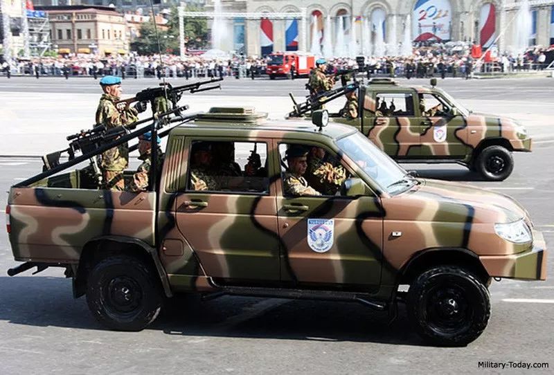 参与阅兵的uaz-3163武装型"爱国者"皮卡车