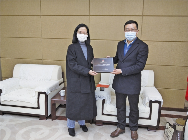 副市长,市红十字会会长邵春宁,市红十字会常务副会长闻韵萍致谢靖江