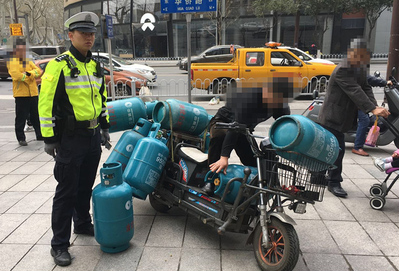 这辆电动车开挂了载着12瓶煤气罐满街跑