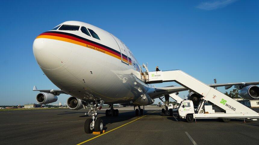 德国副总理从印尼回国遇到了小麻烦客机电缆被咬坏了