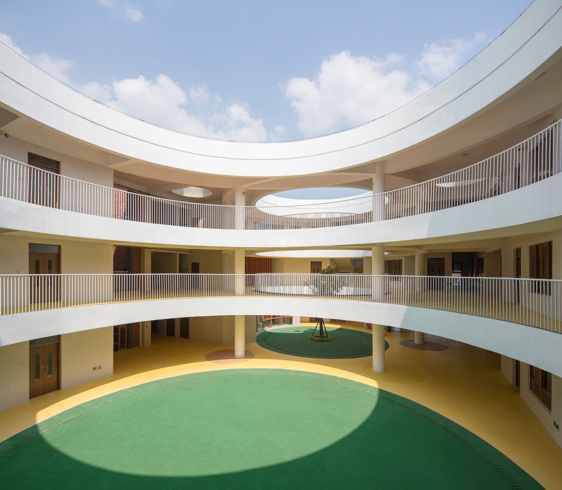 厦门孩子们在明亮流畅的中庭内肆意地奔跑新南幼儿园