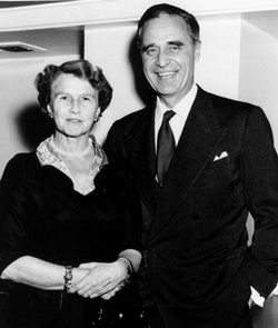 在那里,他与18岁的多萝西·沃克首次相遇,出生于上流社会的多萝西是一