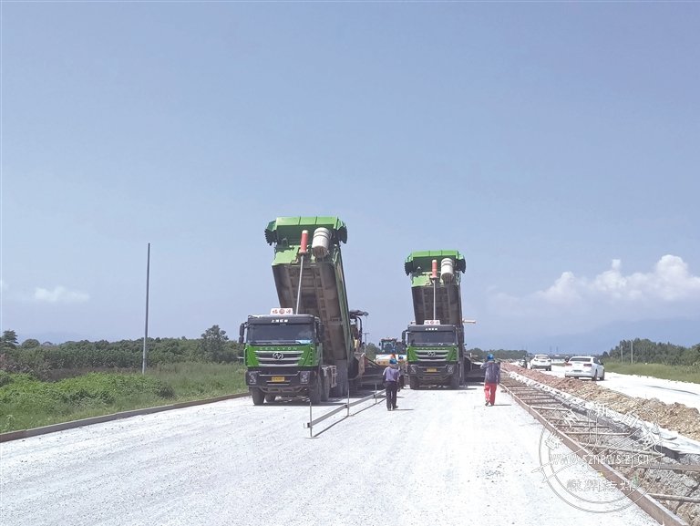 为确保工程按时开通 527国道施工人员抢战高温天气