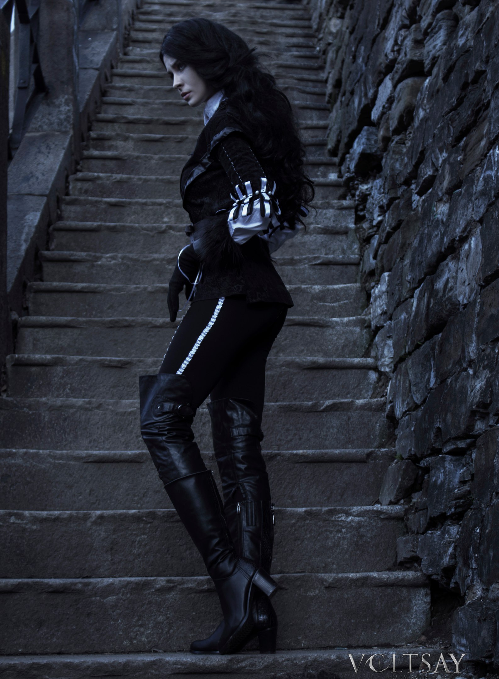 国外美女cos《巫师3》叶奈法 眼神犀利霸气侧漏