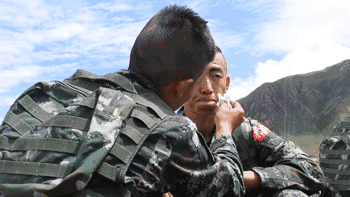 贯穿训练始终,让官兵在准战场摔打磨炼,用打仗的思想消除和平积弊