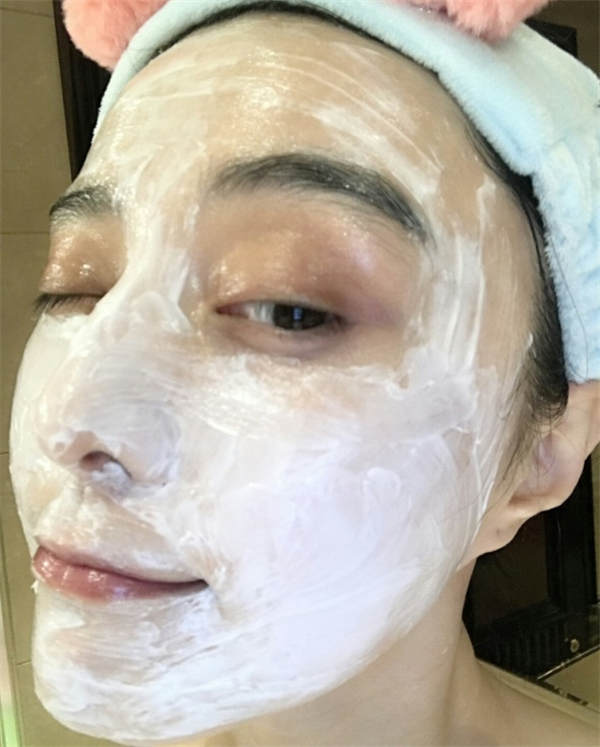 范冰冰敷面膜搞怪自拍 发箍十分抢镜