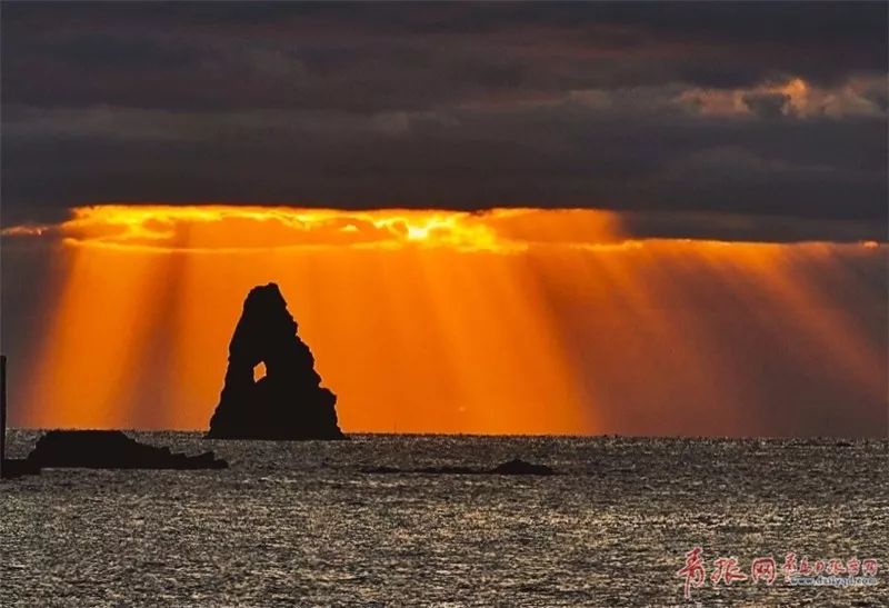 青岛出现丁达尔效应太阳照在海上光线清晰可见