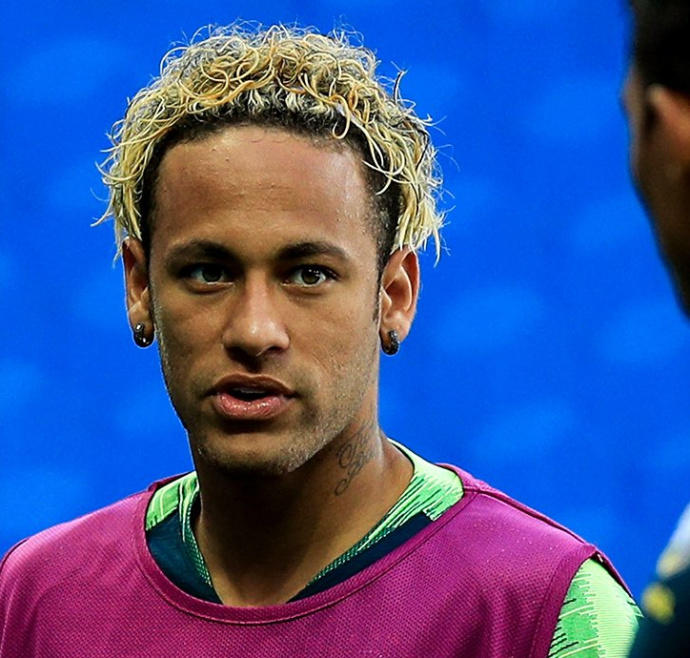 巴西队备战世界杯首战,头号球星内马尔携新款发型亮相.