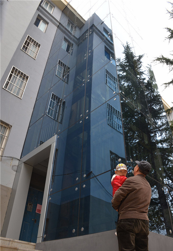 潍坊市首部多层住宅增设电梯启用,刷卡轻松上楼