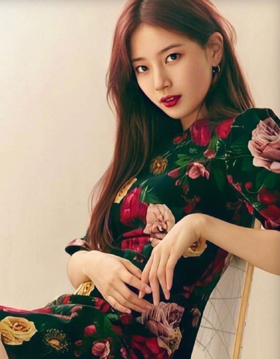 裴秀智拍画报花絮流出,酒红发色吊带红裙,演绎慵懒的优雅妙人儿