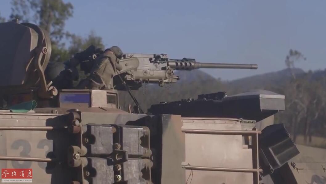 澳陆军m1a1坦克车组在调试车载m2重机枪.