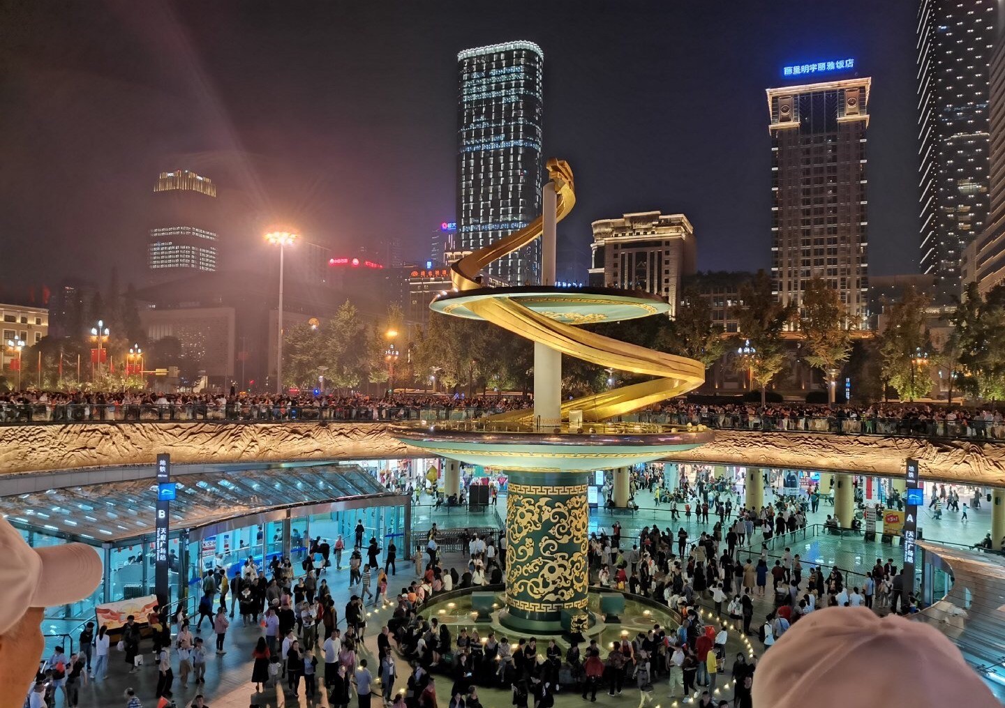 成都今夜无眠天府广场人山人海庆祝新中国成立70周年