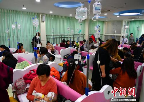 資料圖:兒童醫院輸液大廳內人滿為患。中新社記者 翟羽佳 攝