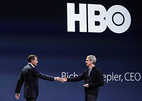 资料图：苹果公司首席执行官蒂姆·库克（右）与HBO公司首席执行官理查德·普莱普勒握手，宣布两家公司在Apple TV系统开展合作。（新华社）