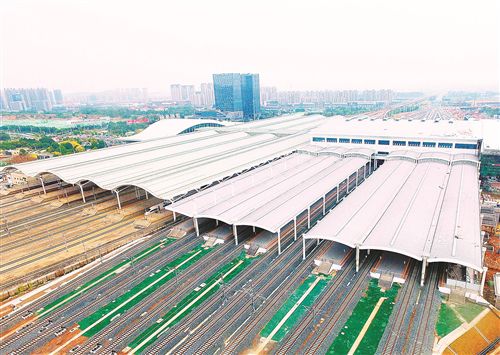航拍徐州东站东侧站房 "鹰"姿初露
