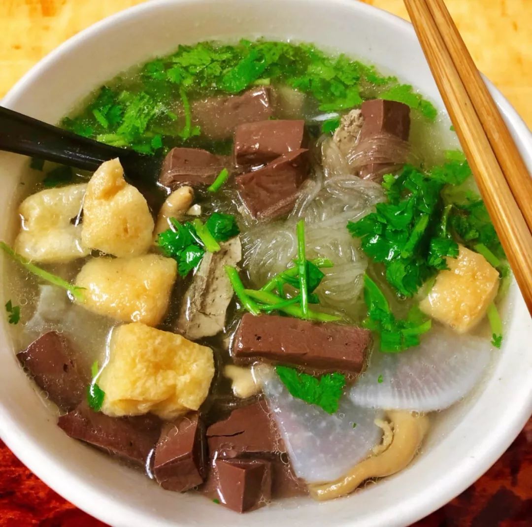小潘记是传统的清汤底 汤底鲜而不咸,清爽而不油腻 明显不是那种放了