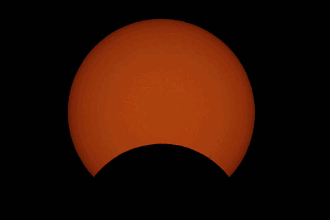 可以看到月球从一侧挡住部分太阳光的现象.