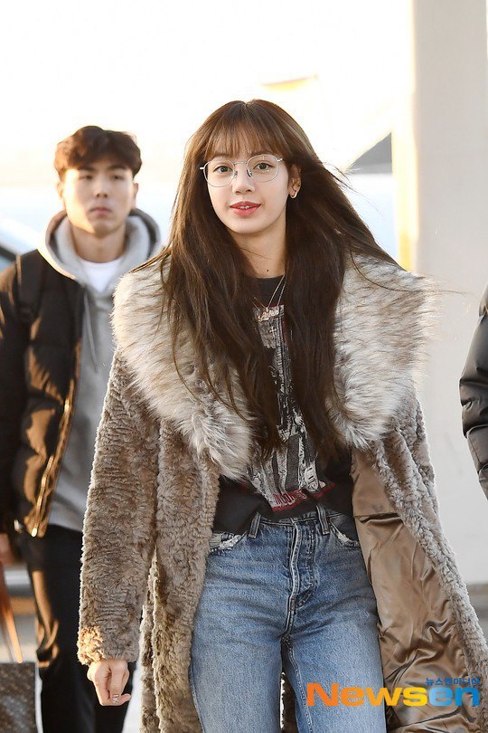 lisa银边眼镜登上热搜 皮草搭配牛仔裤造型又甜又飒!