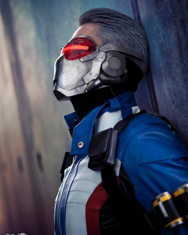 和悲情,无论是拿着战术目镜还是手持脉冲步枪射击的样子都堪称完美