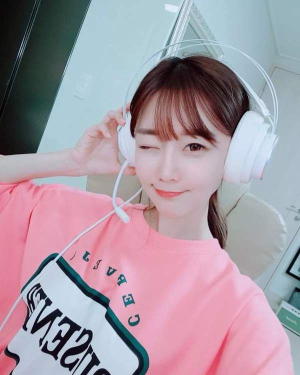 韩国美女主播崔瑟琪私房美照俏皮可爱最爱吐舌卖萌