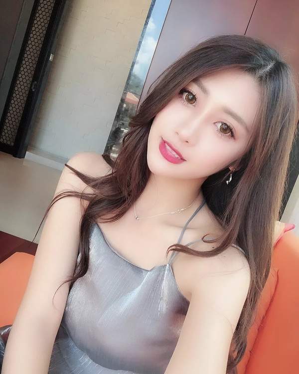 台湾大眼正妹何季珍福利美照 肤如凝脂,电眼迷人