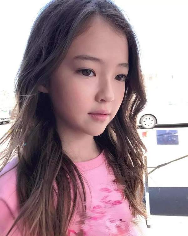 真·萌萝莉!10岁混血女孩签约出道 美得像个小仙女