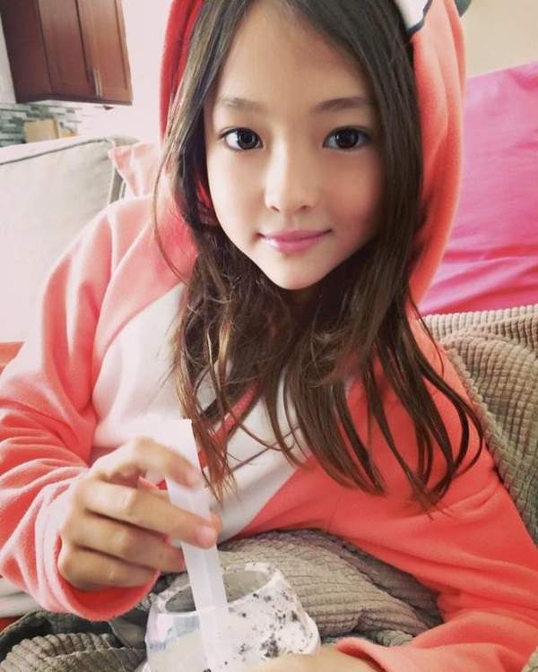 真·萌萝莉!10岁混血女孩签约出道 美得像个小仙女