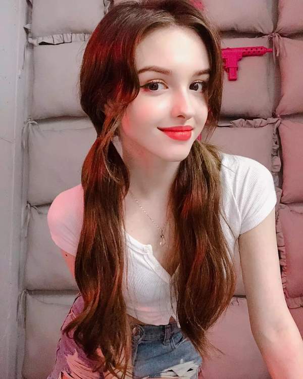 乌兹别克网红小姐姐海量福利美照烈焰红唇美到窒息