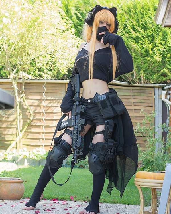 国外帅小伙cos崩坏3真炎幸魂腿长腰细雌雄难辨