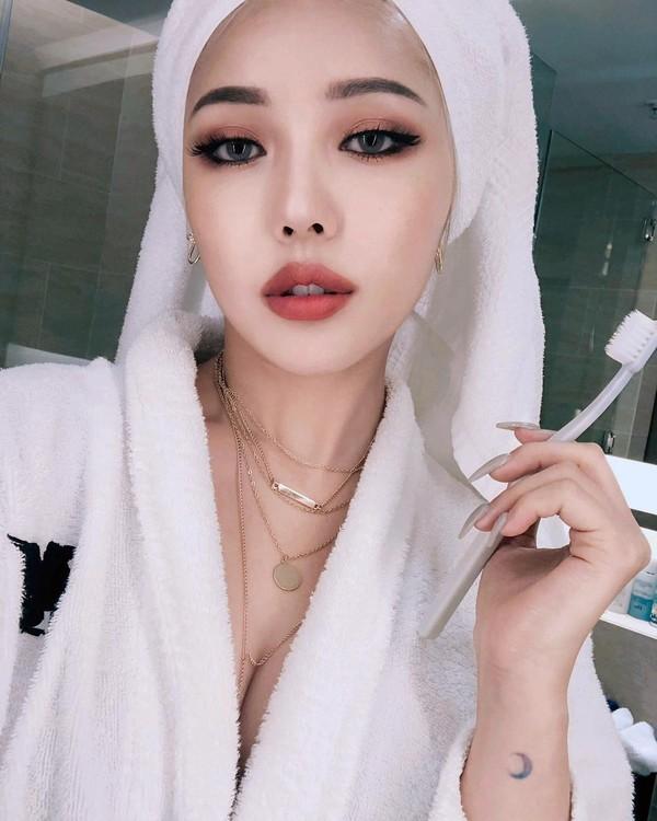 眼睛瞬间大一倍的秘密让来自韩国的美妆大神pony教你快速黏假眼睫毛的