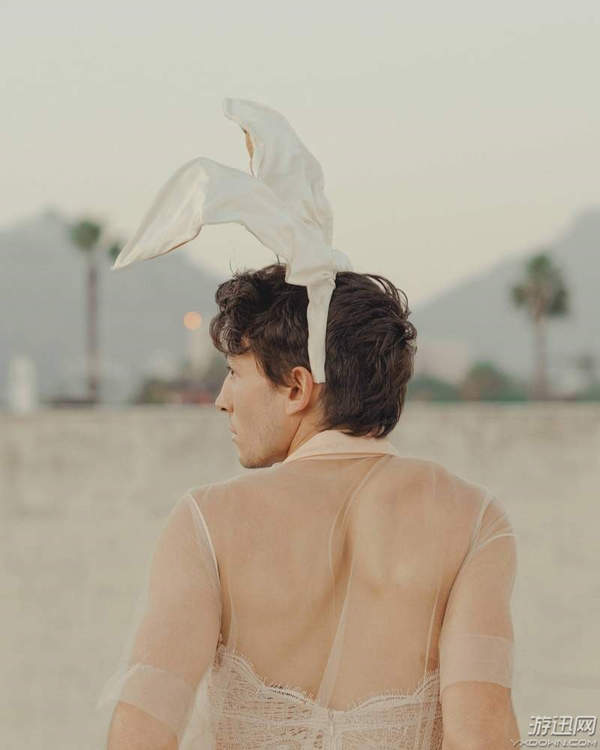 "闪电侠"米勒兔男郎写真 黑丝大长腿,表情无辜诱人