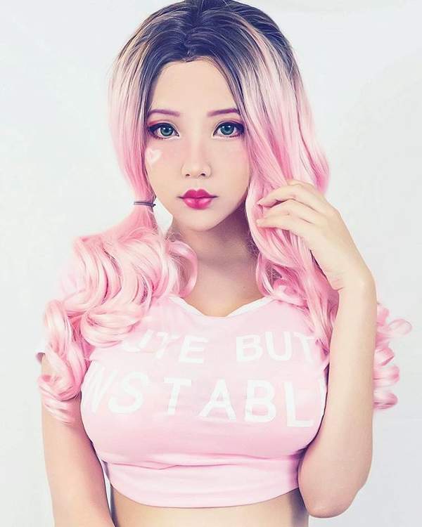 hana小姐姐的身材很好,作品风格也很是豪放,不过回首小姐姐早期的cos