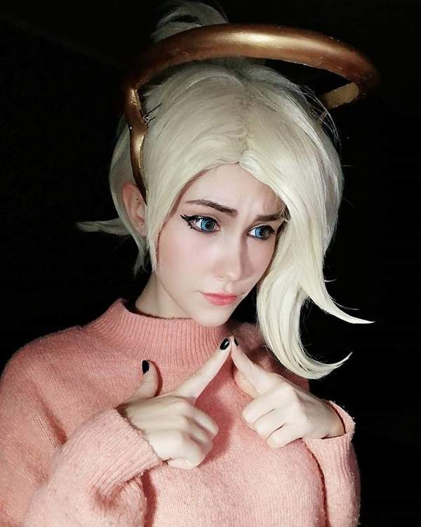 国外美妞cos守望先锋艾什眼神邪魅红唇勾人