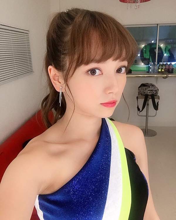 岛国大眼樱花妹福利美照 人美声甜,唱歌,写真双开花