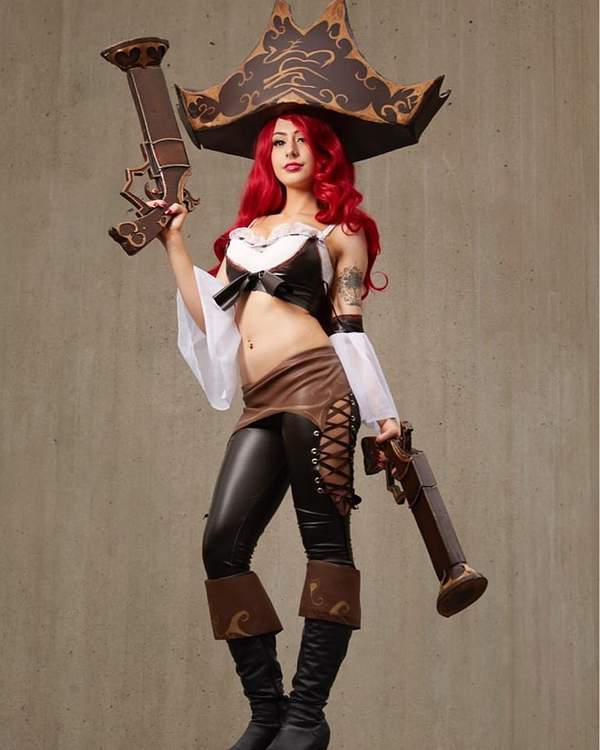 《蜘蛛侠》反毒液格温cos 造型还原,紧身衣显火辣身材