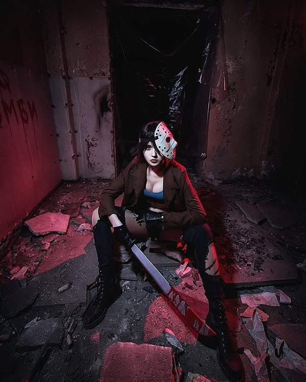 国外妹子cos《古墓丽影》劳拉 满身伤痕,惹人怜惜