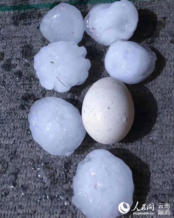 云南省屏边县遭巨型冰雹突袭 车窗玻璃完全碎裂