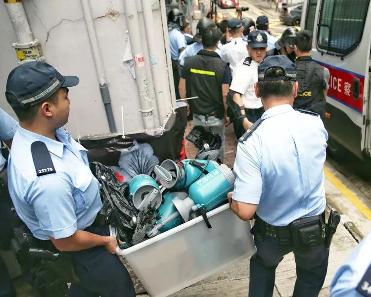  警方检获大量证物。（图源：香港《星岛日报》）